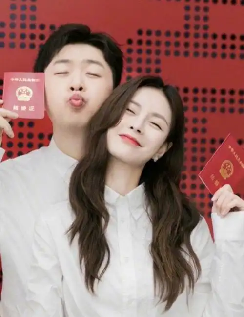 好友晒杜海涛求婚现场照,沈梦辰秀大钻戒与海涛头靠头依偎在一起