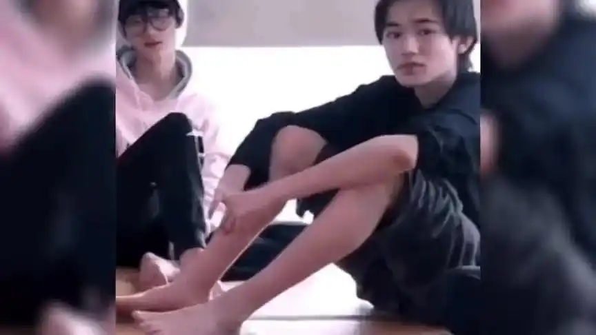 宋亚轩跟腱长20厘米,舞蹈老师看了,都忍不住夸他跟腱长得好!