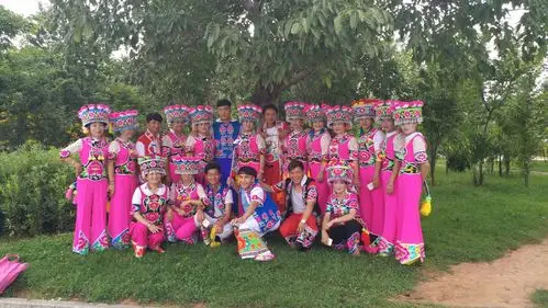 楚雄彝人组合留影