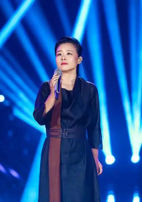 龚琳娜的菜园照片无疑给大家带来了一份清新和宁静.