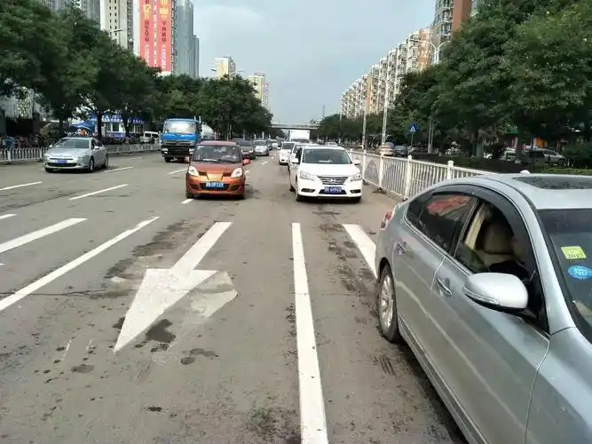 晋中榆次八一饭店十字路口车道变更!小心违章,罚款!