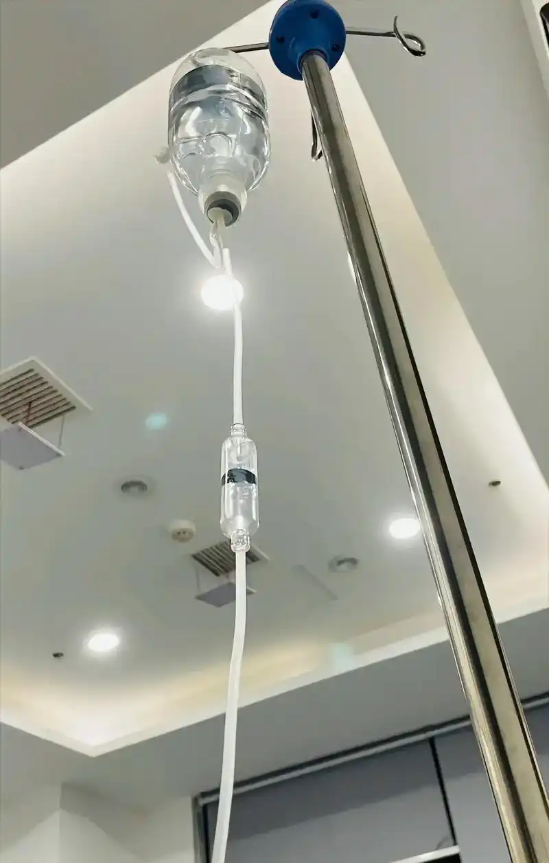 一个人打点滴 #生病了才知道自己很脆弱 药解决不了的事,用 - 抖音