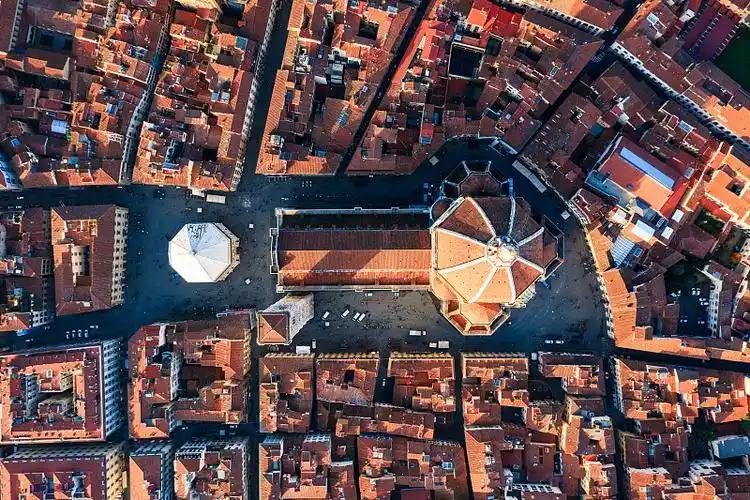 俯瞰佛罗伦萨大教堂广场的大教堂图片