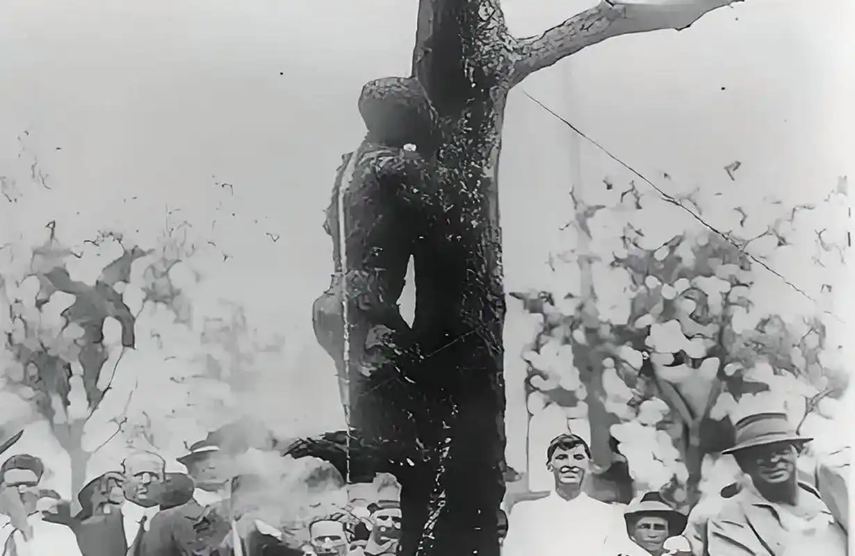 这是1916年,美国非洲裔少年,杰西·华盛顿被执行死刑的现场,当时暴徒