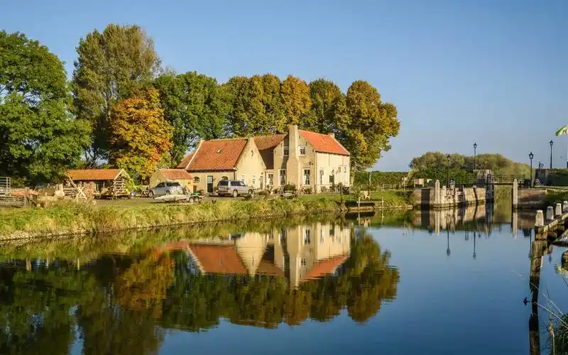 荷兰,河流,树木,房屋,汽车 壁纸