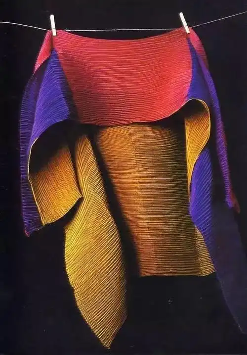 三宅一生开创立体褶皱美学的前世今生