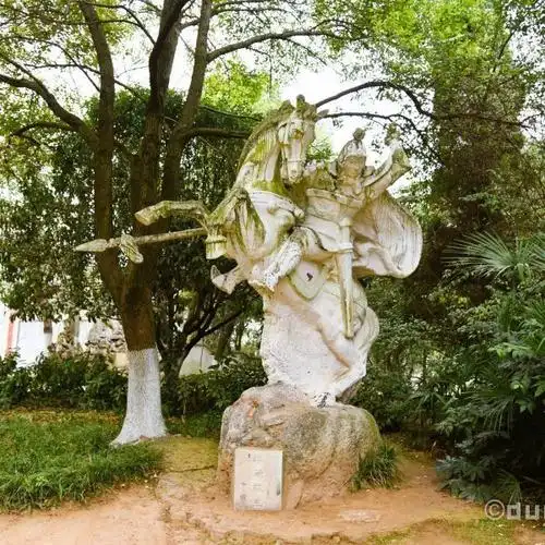 白加黑2006:是个公园,里面有赵云的雕像,不知道历史上真正的长坂坡是