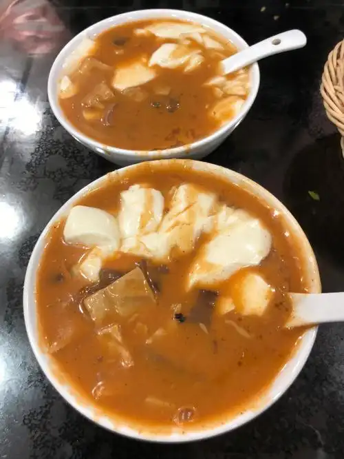 胡辣汤       一碗豆腐脑一碗胡辣汤,你一勺我一勺将将酱蒋两碗两掺