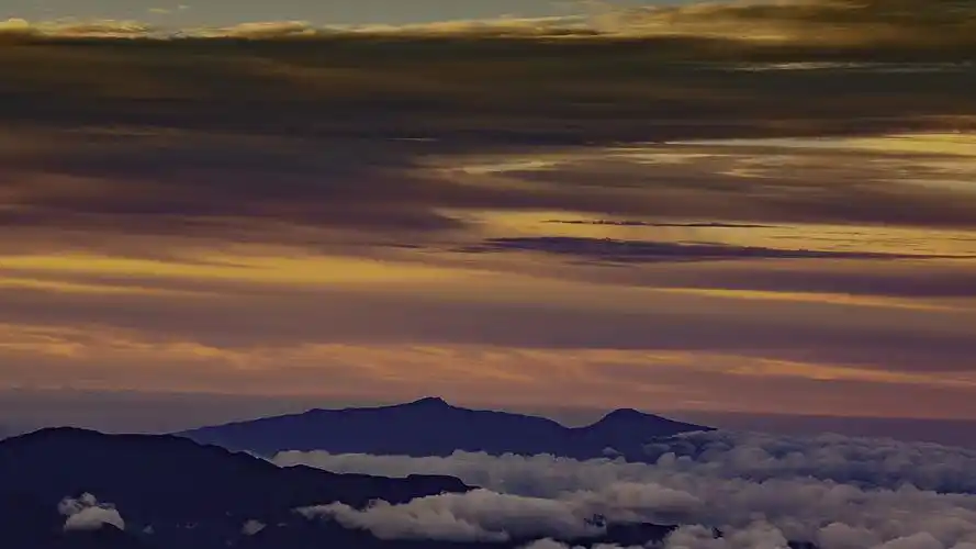 【 8k 】美丽的丛林,瀑布,天空,流水风景格外迷人