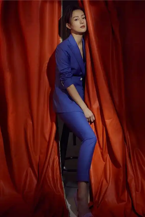 王靖云优雅干练新年写真图片