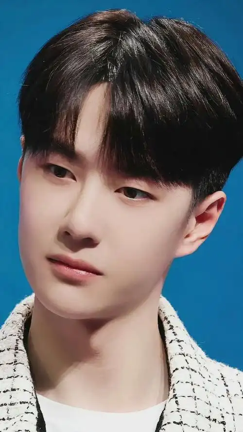 的王一博,三岁真的不能再多了,剪了短发之后的博宝显得是更加的软萌