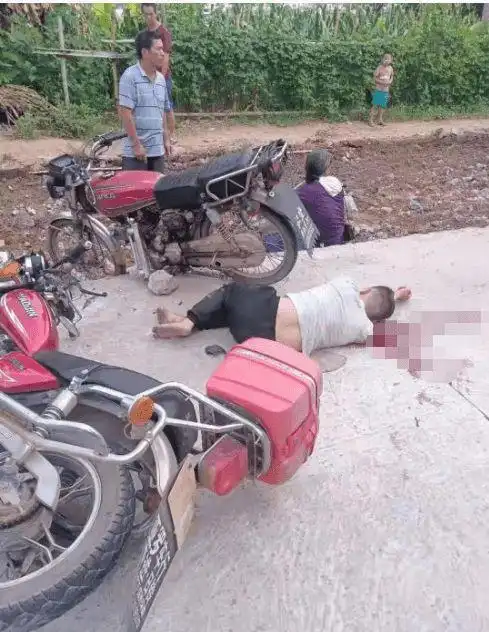 痛心梅州突发车祸一年轻男子倒地不起血流一地