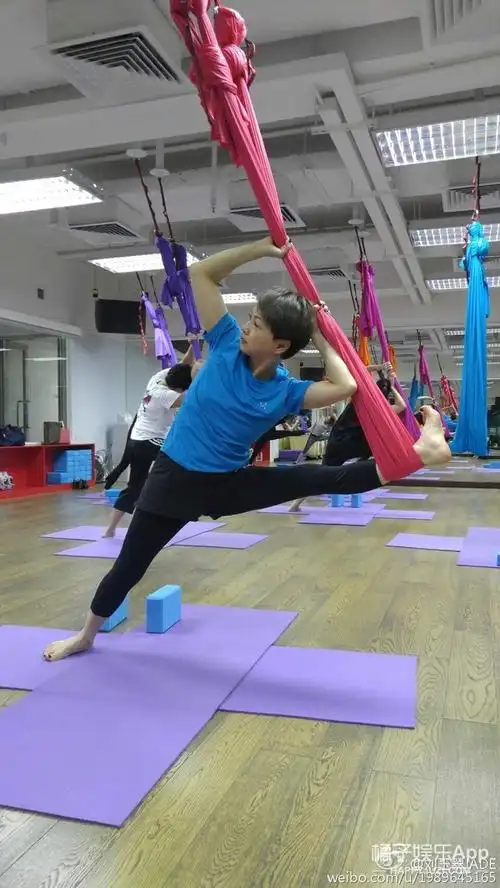 文娱 很久不见 - 注释 而生涯中的她比拟爱好活动,打高尔夫,做瑜伽.