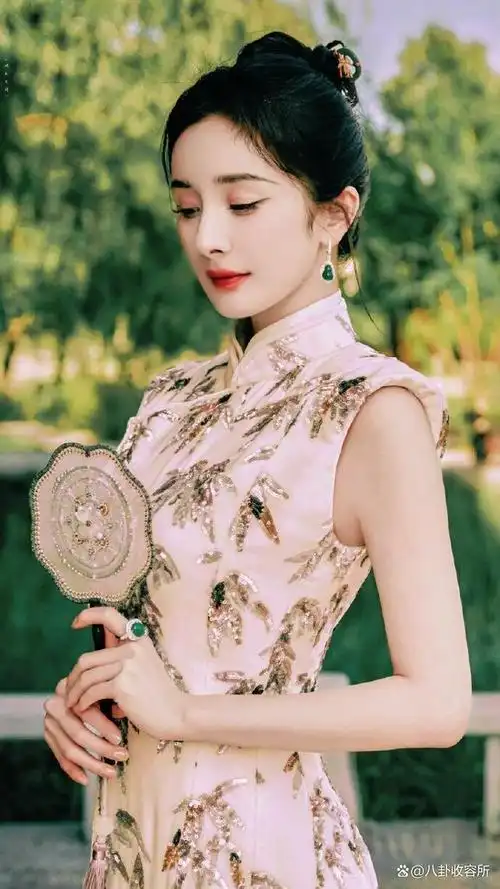 看来任敏还挺适合穿旗袍的.旗袍是中华传统服饰,能体现