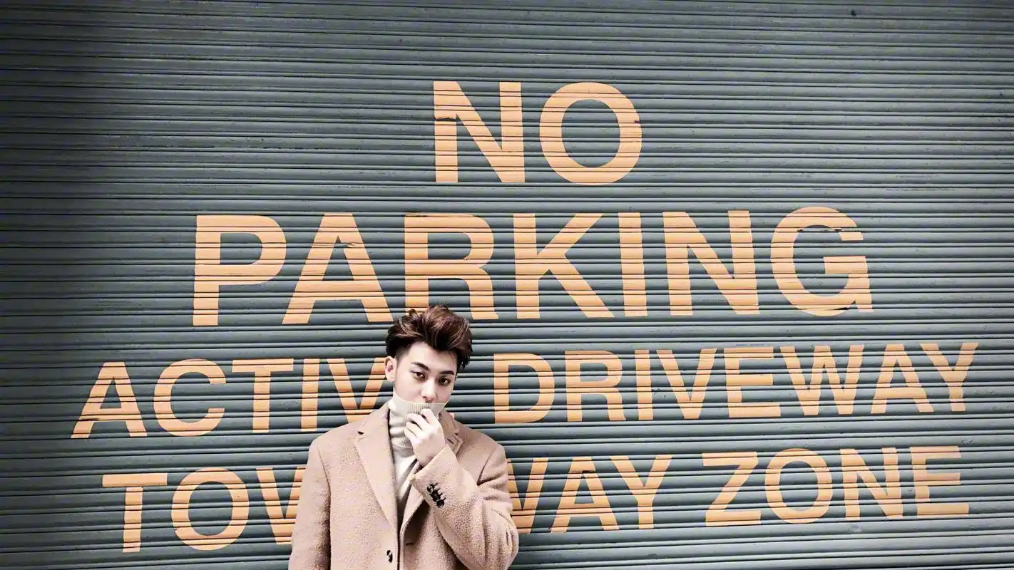 黄子韬巴黎街拍帅气写真图片壁纸