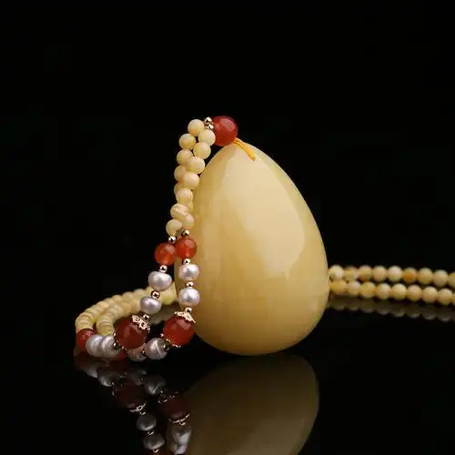 绣花张 满蜜飘花水滴蜜蜡吊坠