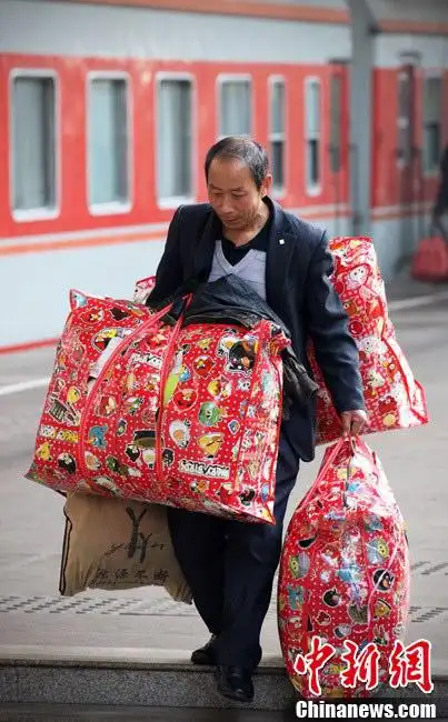 3月6日,一位满身行李的旅客从南京火车站下车出站.