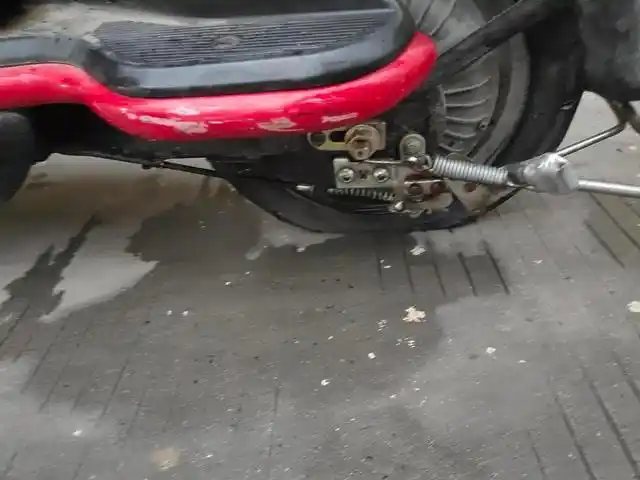 大雨天,半路上,电动车车胎破了是什么体验?