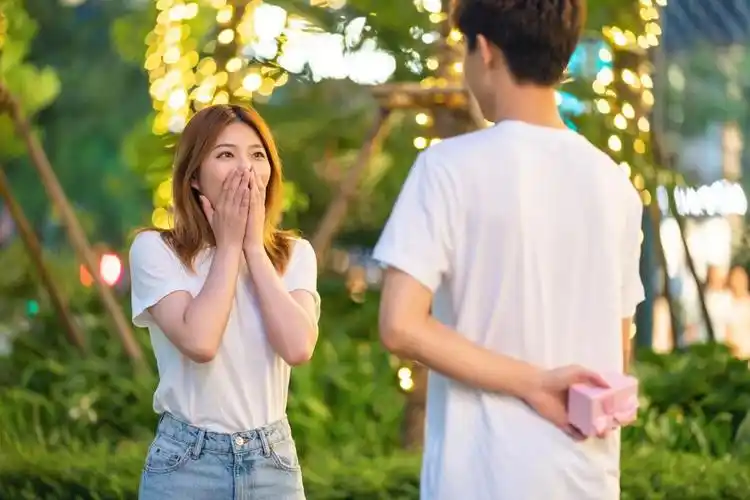 没说过话的男生暗恋你的表现(一个没有说过话的喜欢你)插图1