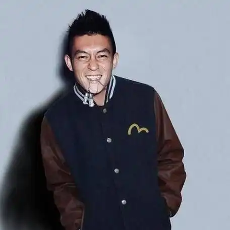 陈冠希素颜登杂志,面色暗黄变化巨大,气质路人五官一般,真老了|t恤