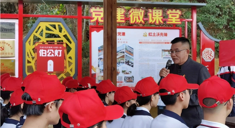 城关中学开展徒步研学活动