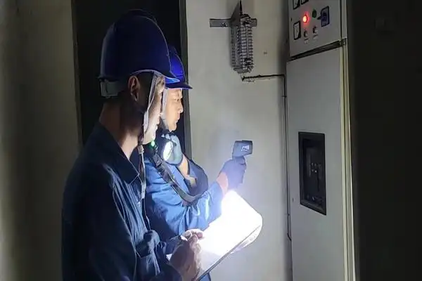 高新供电中心开展夜间巡视测温工作