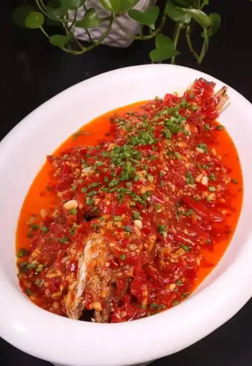 该店对其进行了部分改良:选料方面,糟辣鱼通常用草鱼制作,但此菜选用