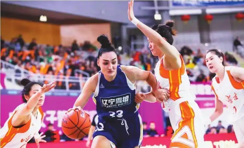 11月22日,辽宁女篮球员安娜(左二)在比赛中持球突破.