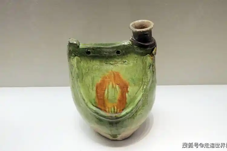 中国古代陶瓷瑰宝——辽三彩釉鸡冠壶