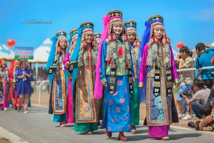 蒙古族现代服饰 款式创意颜色搭配 脑洞大开!美爆草原!