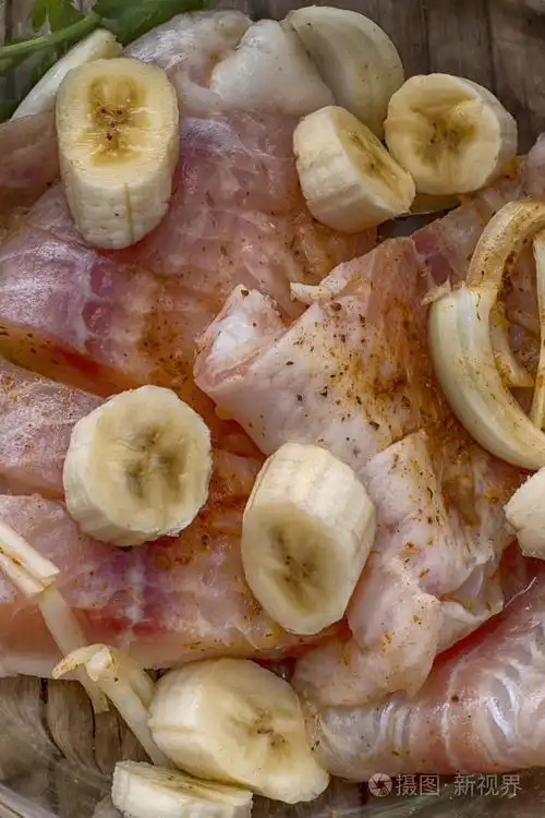 新鲜的鱼腌制与香蕉