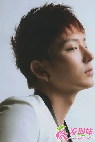韩国男星李准基演绎个性发型时尚短发发型帅气阳光