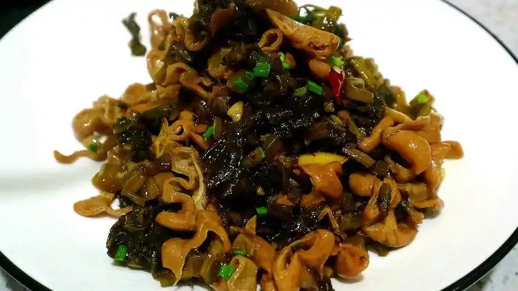 不一样的家常菜,雪菜肥肠的简单做法,好吃又下饭