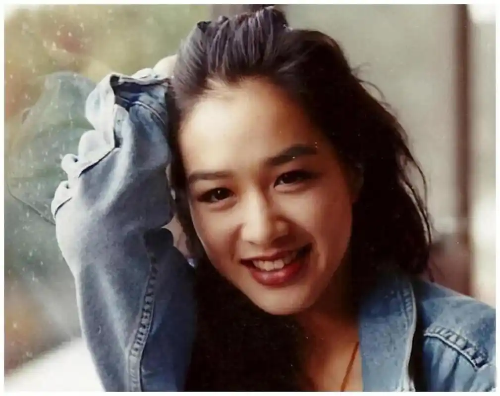 钟丽缇年轻时的颜值,秒杀现在娱乐圈无数的小花旦.  不仅仅是美貌惊人