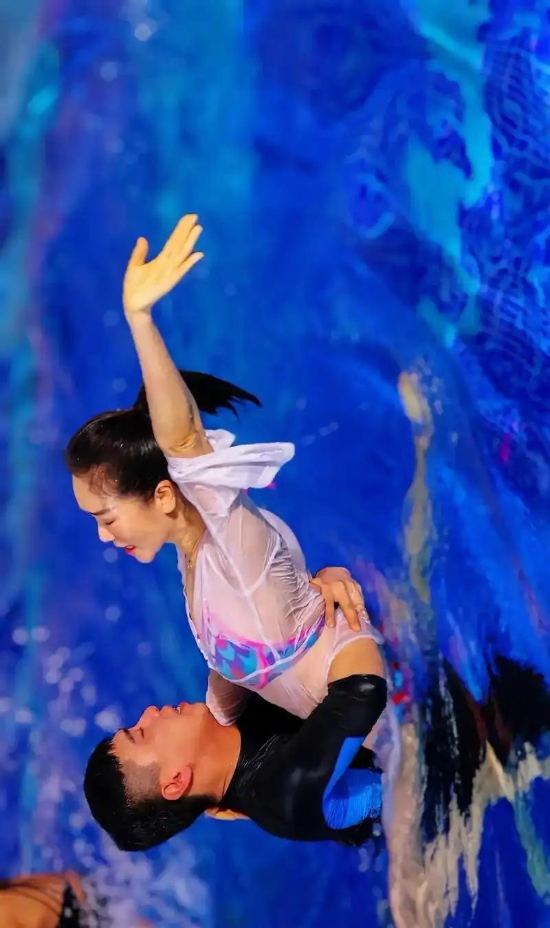 左小青:岁月无法掩盖的魅力,泳池中绽放的真我 左小青,一位在娱乐圈中