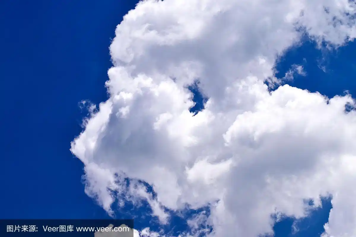 湛蓝的天空中翱翔的云朵