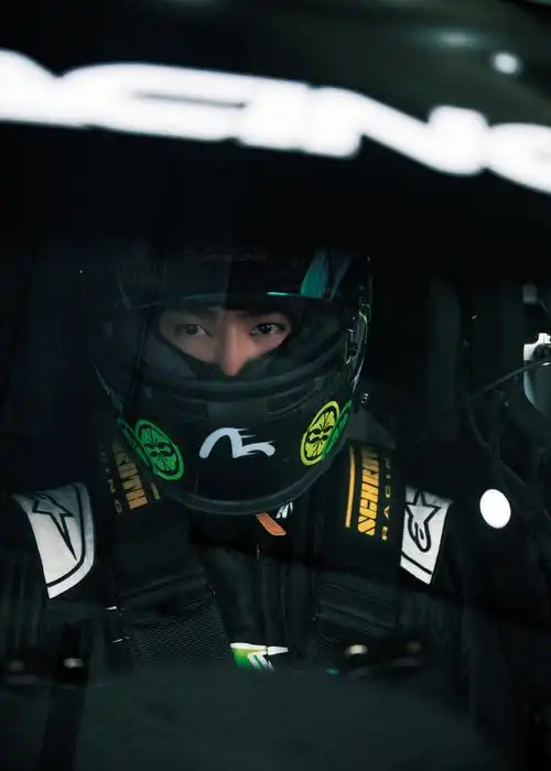 王一博分享赛车照#王一博分享赛车服大片,身穿定制赛车服的85号赛车