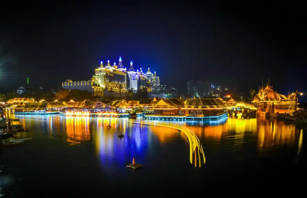 西双版纳景洪告庄的迷人夜色 转载自百家号作者:蓝田摄世界