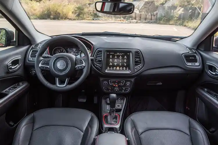 内饰对比    小智点评:      内饰方面,jeep指南者给人的运动感更为