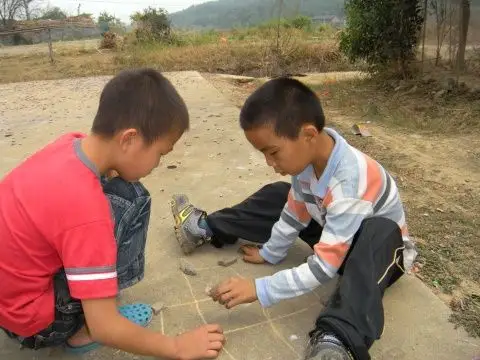 小时候,我们也下过十字棋,豆腐棋,裤裆棋等等.