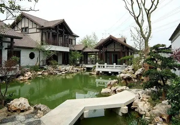 作为中国最成功的顶级别墅园区之一,绿城杭州桃花源早已声名远播.