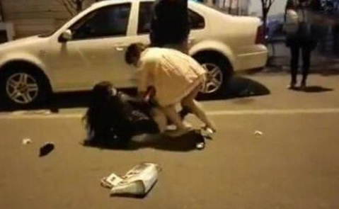 原配当街暴打小三,路人劝架被原配吼了一句,路人直接选择报警!