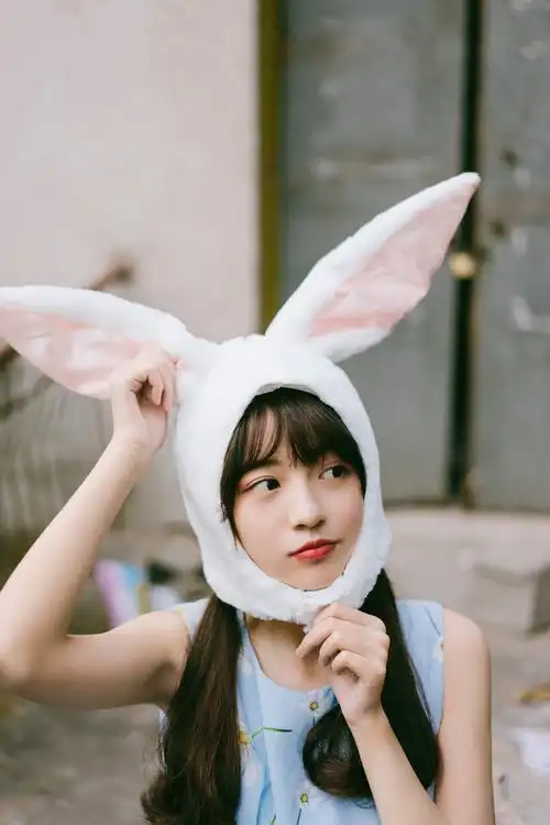 俏皮可爱美女兔耳朵大胆户外唯美写真