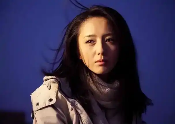 回顾佟丽娅曾婚内被烫烟疤今身价上亿坐拥千平豪华庄园