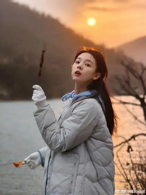 陈瑶烧烤户外随拍#陈瑶烧烤户外随拍,手拿烤串的可爱瑶妹