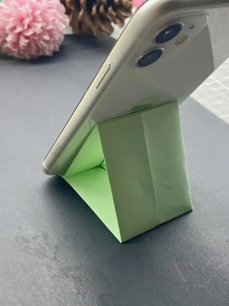 创作灵感 用彩纸折一个实用的手机支架,方法很简单哦#手工d - 抖音