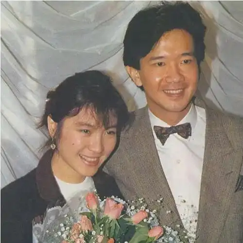 27岁的潘迪生是香港人,靠做钟表生意发家,后来在妻子杨敏德的帮助下