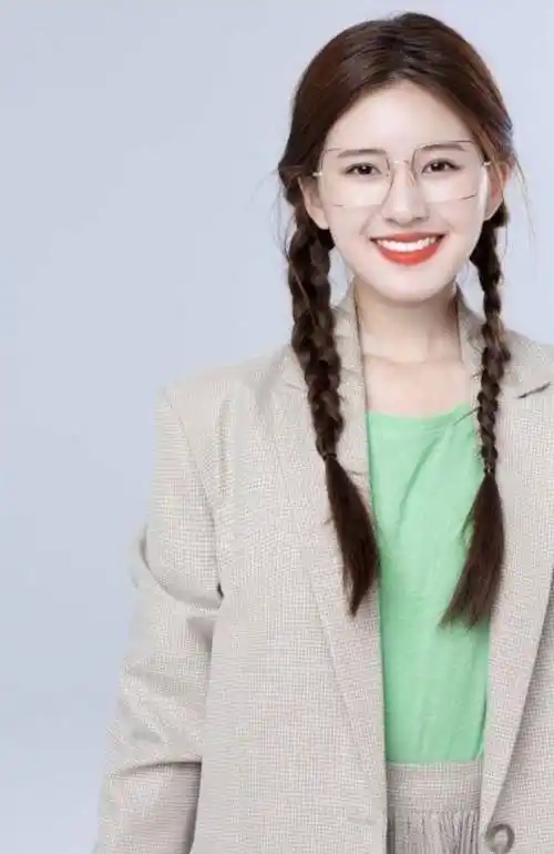 都穿得这么甜美的,赵露思是史上第一个,不过好像很少看到赵露思戴眼镜