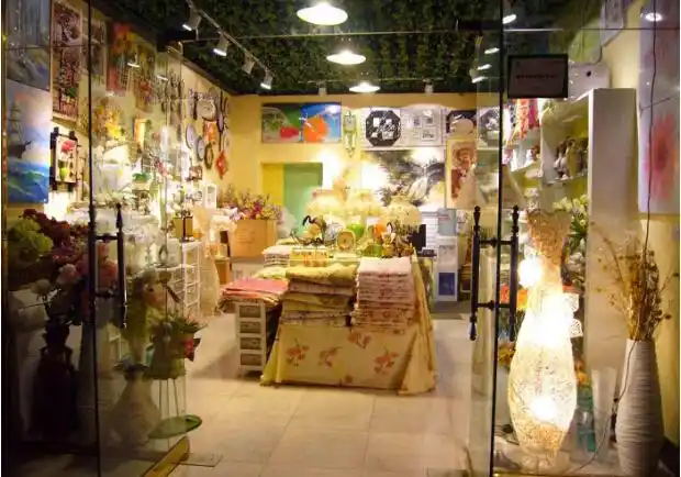 将装修费节省下来,用来购买各种可以让家庭更温馨,更有情趣的装饰品