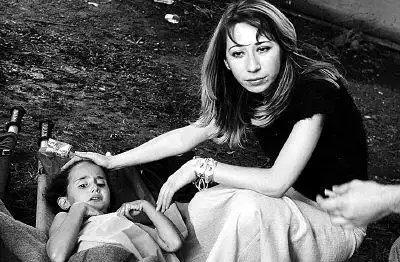 斯兰市第一中学外,许多当地居民在焦急等待新的消息2004年9月1日,在别